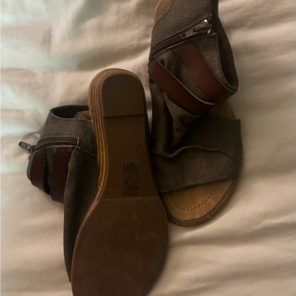 NWT Blowfish Tan and Brown Sandals - Picture 3 of 6
